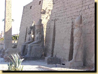 Pylne du temple de Louxor (pylne de Ramss II).